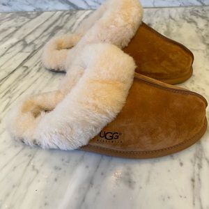 Ugg Slippers Adult Size 7 Scuffette ll